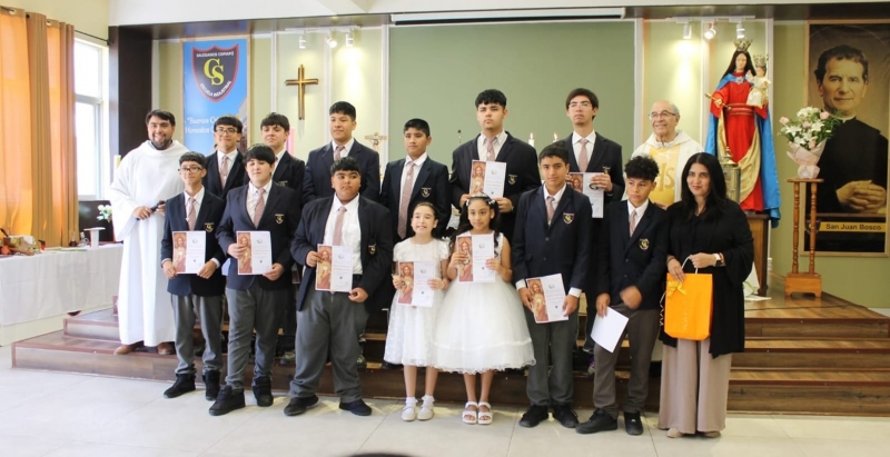 Trece Estudiantes de Salesianos Copiapó Reciben la Primera Comunión