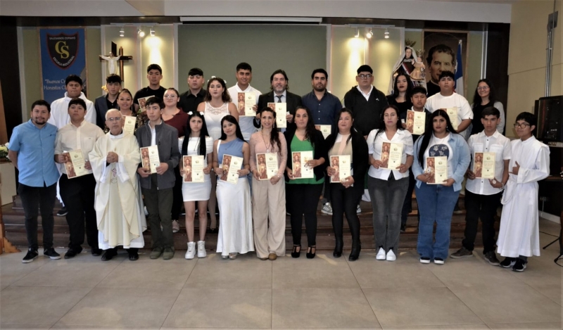 Jóvenes y adultos en Preparación para la Confirmación Reciben su Primera Comunión